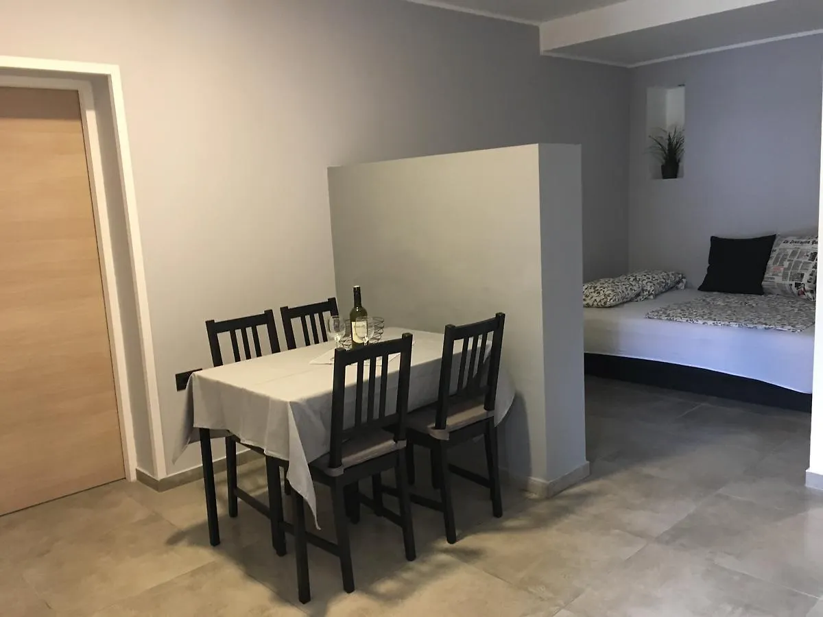 Ližnjan Apartments Ceh קרואטיה